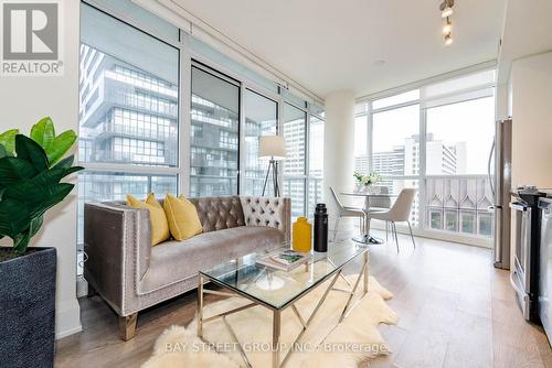 1102 - 30 Roehampton Avenue, Toronto (Mount Pleasant West), ON - Indoor Photo Showing Living Room