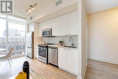 1102 - 30 Roehampton Avenue, Toronto (Mount Pleasant West), ON - Indoor Photo Showing Kitchen With Stainless Steel Kitchen