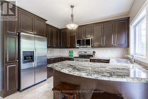 32 Tatra Crescent, Brampton (Bram West), ON - Indoor Photo Showing Kitchen With Upgraded Kitchen