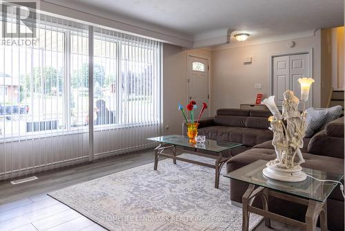 6776 Margaret Street, Niagara Falls, ON - Indoor Photo Showing Living Room