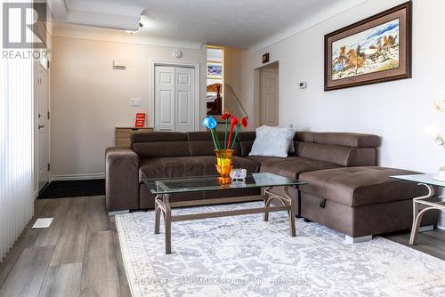 6776 Margaret Street, Niagara Falls, ON - Indoor Photo Showing Living Room