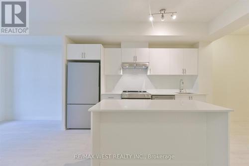 201 - 8960 Jane Street, Vaughan, ON - Indoor Photo Showing Kitchen