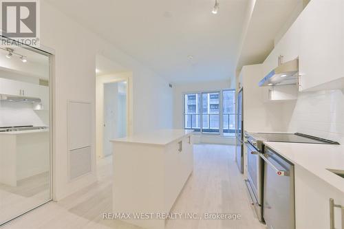 201 - 8960 Jane Street, Vaughan, ON - Indoor Photo Showing Kitchen