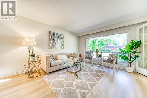 113 Fred Varley Drive W, Markham, ON - Indoor Photo Showing Living Room