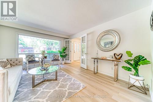 113 Fred Varley Drive W, Markham, ON - Indoor Photo Showing Living Room