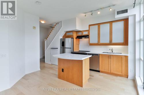 426 - 901 Queen Street W, Toronto (Niagara), ON - Indoor Photo Showing Kitchen