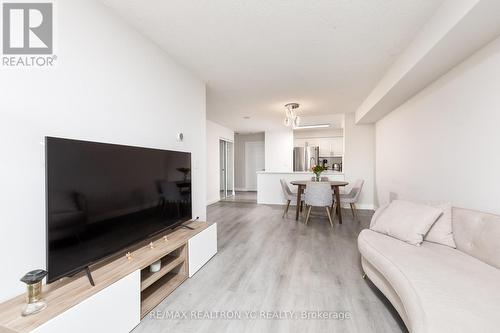 1101 - 5508 Yonge Street, Toronto (Willowdale West), ON - Indoor Photo Showing Living Room