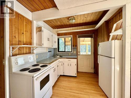 4764 Moneeyaw Road, 108 Mile Ranch, BC - Indoor Photo Showing Kitchen