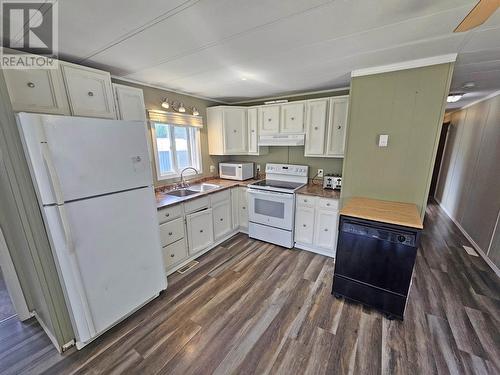 9923 Maple Street, Fort St. John, BC - Indoor Photo Showing Kitchen With Double Sink