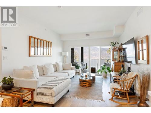 3434 Mckinley Beach Drive Unit# 407, Kelowna, BC - Indoor Photo Showing Living Room