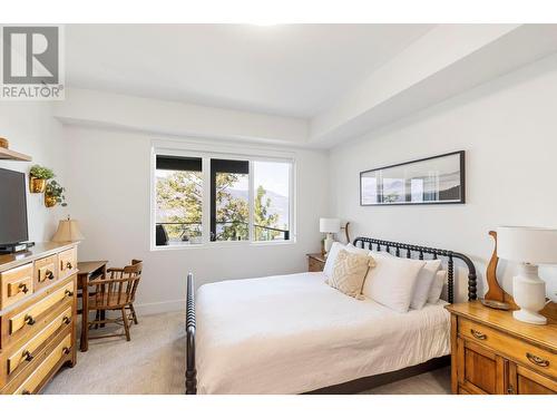 3434 Mckinley Beach Drive Unit# 407, Kelowna, BC - Indoor Photo Showing Bedroom