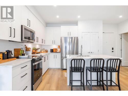 3434 Mckinley Beach Drive Unit# 407, Kelowna, BC - Indoor Photo Showing Kitchen With Upgraded Kitchen