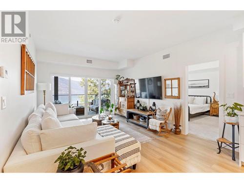 3434 Mckinley Beach Drive Unit# 407, Kelowna, BC - Indoor Photo Showing Living Room