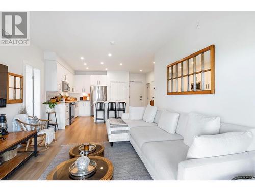 3434 Mckinley Beach Drive Unit# 407, Kelowna, BC - Indoor Photo Showing Living Room