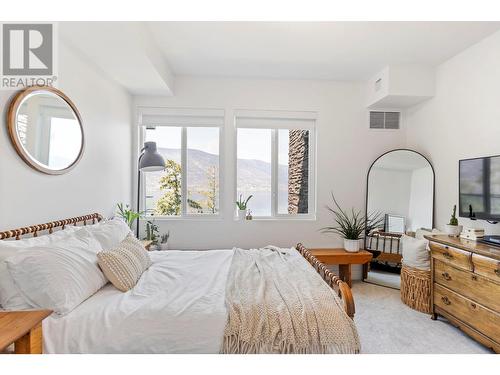 3434 Mckinley Beach Drive Unit# 407, Kelowna, BC - Indoor Photo Showing Bedroom