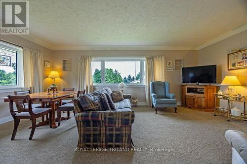 7889 Fairview Road, Central Elgin, ON - Indoor Photo Showing Living Room