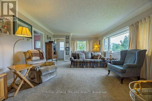 7889 Fairview Road, Central Elgin, ON - Indoor Photo Showing Living Room