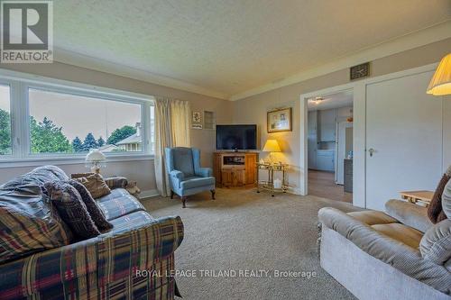 7889 Fairview Road, Central Elgin, ON - Indoor Photo Showing Living Room