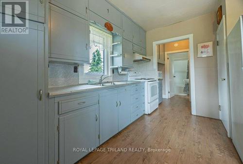 7889 Fairview Road, Central Elgin, ON - Indoor Photo Showing Kitchen With Double Sink