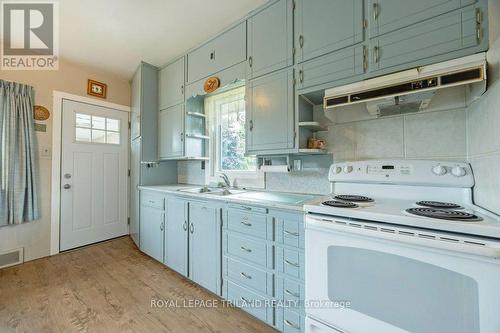 7889 Fairview Road, Central Elgin, ON - Indoor Photo Showing Kitchen With Double Sink