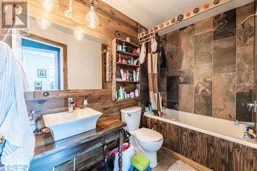 35 Wintergreen Road, Conception Bay South, NL - Indoor Photo Showing Bathroom