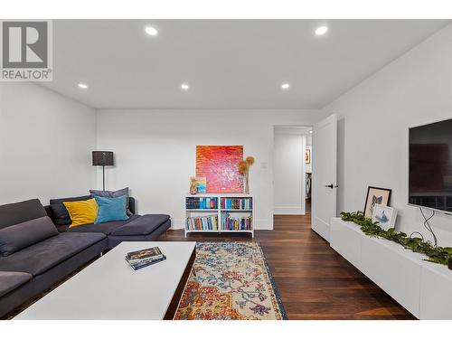 306 Yates Road, Kelowna, BC - Indoor Photo Showing Living Room