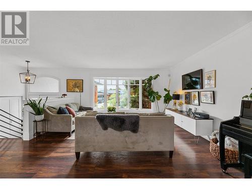 306 Yates Road, Kelowna, BC - Indoor Photo Showing Living Room