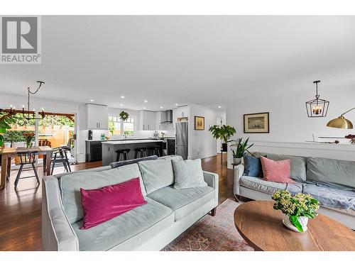 306 Yates Road, Kelowna, BC - Indoor Photo Showing Living Room