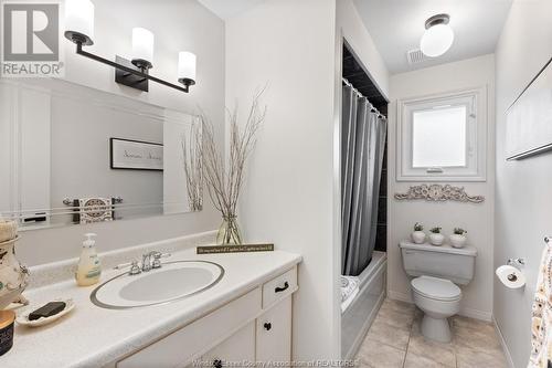 1071 St Louis Avenue, Windsor, ON - Indoor Photo Showing Bathroom