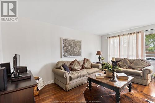 1071 St Louis Avenue, Windsor, ON - Indoor Photo Showing Living Room