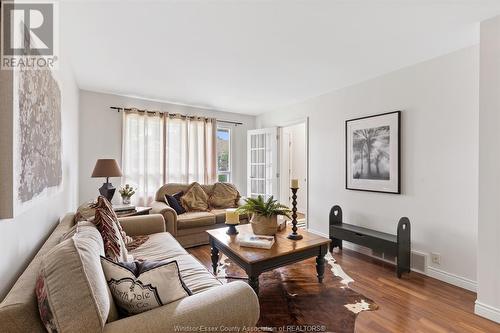 1071 St Louis Avenue, Windsor, ON - Indoor Photo Showing Living Room