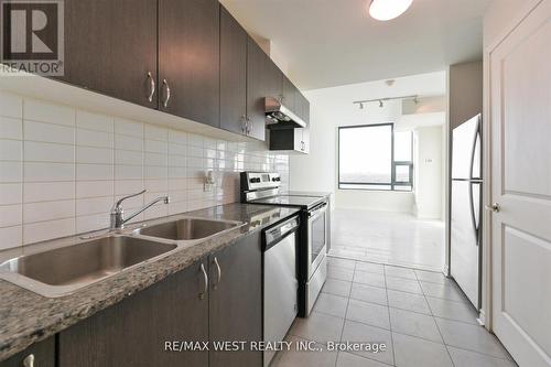 618 - 2522 Keele Street, Toronto (Maple Leaf), ON - Indoor Photo Showing Kitchen With Stainless Steel Kitchen With Double Sink With Upgraded Kitchen