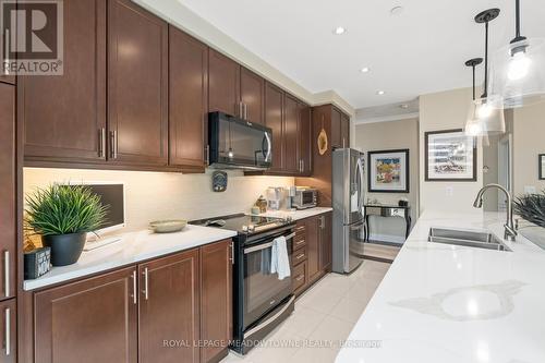 304 - 50 Hall Road, Halton Hills, ON - Indoor Photo Showing Kitchen With Double Sink With Upgraded Kitchen