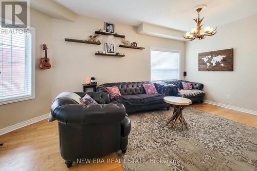 20 Pentland Road S, Hamilton (Waterdown), ON - Indoor Photo Showing Living Room