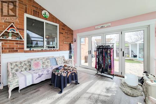 20 Pentland Road S, Hamilton (Waterdown), ON - Indoor Photo Showing Living Room