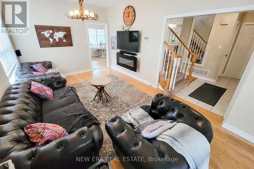 20 Pentland Road S, Hamilton (Waterdown), ON - Indoor Photo Showing Living Room