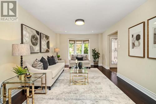 20 Hare Court, Markham (Old Markham Village), ON - Indoor Photo Showing Living Room