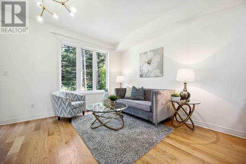 92 Radial Drive, Aurora, ON - Indoor Photo Showing Living Room