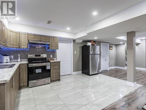 6 Divinity Circle, Brampton (Northwest Brampton), ON - Indoor Photo Showing Kitchen