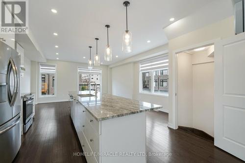 1676 Hidden Valley Glen E, Pickering (Duffin Heights), ON - Indoor Photo Showing Kitchen With Upgraded Kitchen