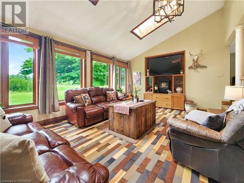 1440 Highway 6, South Bruce Peninsula, ON - Indoor Photo Showing Living Room