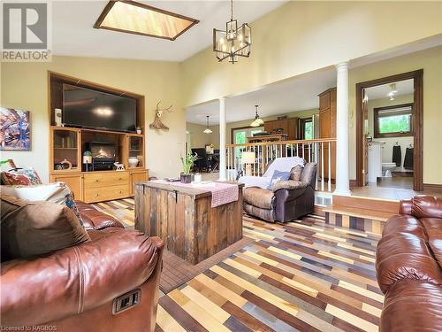 1440 Highway 6, South Bruce Peninsula, ON - Indoor Photo Showing Living Room