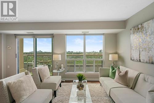 906 - 935 Sheppard Avenue W, Toronto (Clanton Park), ON - Indoor Photo Showing Living Room