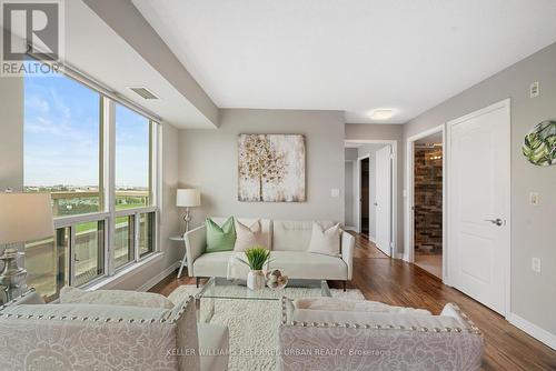 906 - 935 Sheppard Avenue W, Toronto (Clanton Park), ON - Indoor Photo Showing Living Room