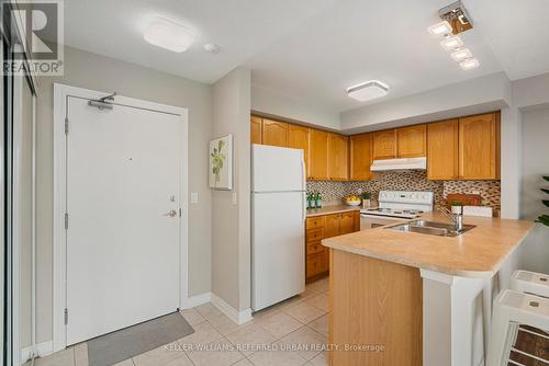 906 - 935 Sheppard Avenue W, Toronto (Clanton Park), ON - Indoor Photo Showing Kitchen With Double Sink