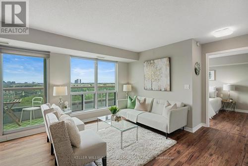 906 - 935 Sheppard Avenue W, Toronto (Clanton Park), ON - Indoor Photo Showing Living Room