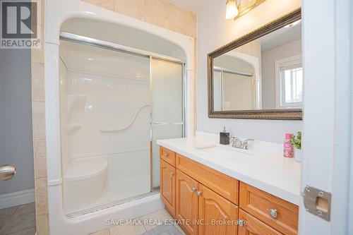 656 Geneva Street N, St. Catharines, ON - Indoor Photo Showing Bathroom