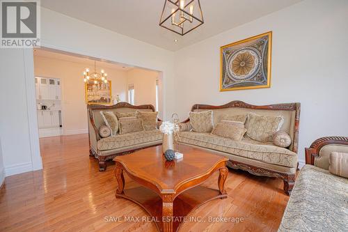 656 Geneva Street N, St. Catharines, ON - Indoor Photo Showing Living Room