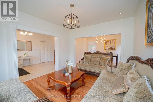 656 Geneva Street N, St. Catharines, ON - Indoor Photo Showing Living Room