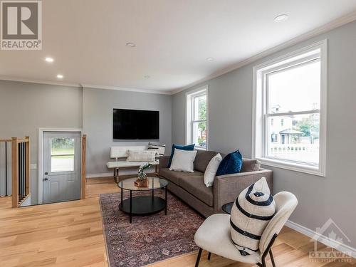 84 Abel Street, Smiths Falls, ON - Indoor Photo Showing Living Room